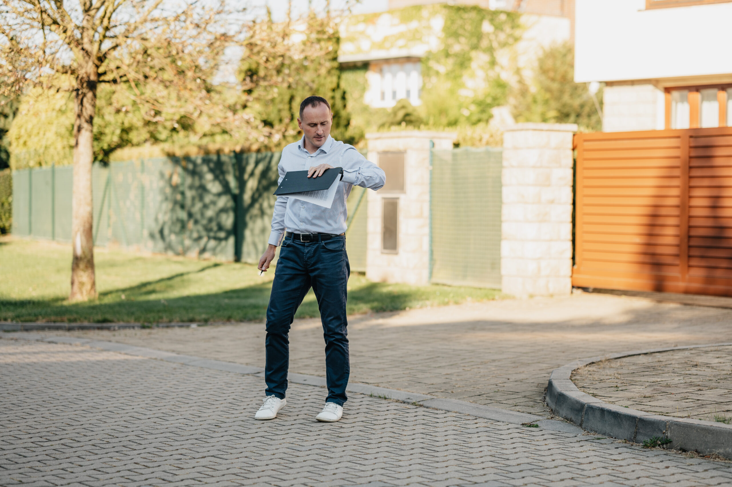 Realitní makléř analyzuje situaci na trhu a správné načasování prodeje nemovitosti