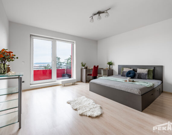 Ložnice se vstupem na balkon bytu na prodej 2+kk, Praha 8 Libeň, ulice Zenklova