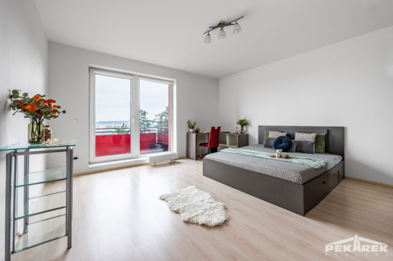 Ložnice se vstupem na balkon bytu na prodej 2+kk, Praha 8 Libeň, ulice Zenklova