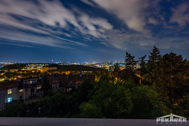 Večerní výhled 2 z balkonu bytu na prodej 2+kk, Praha 8 Libeň, ulice Zenklova