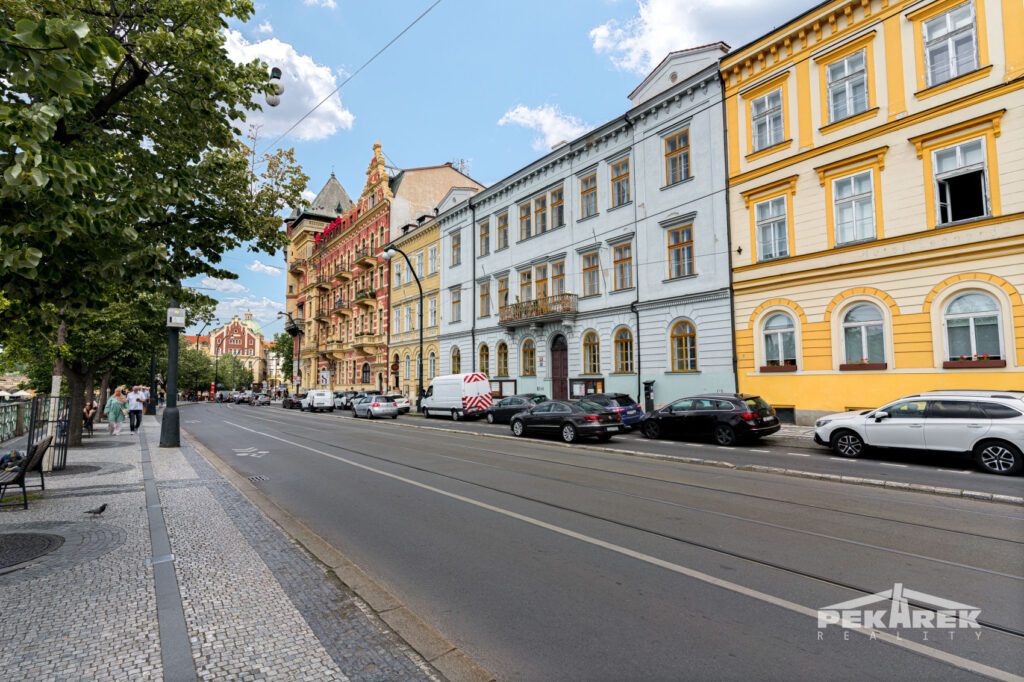 pohled na dům - Prodej bytu 6+1 Praha 1 Smetanovo nábřeží