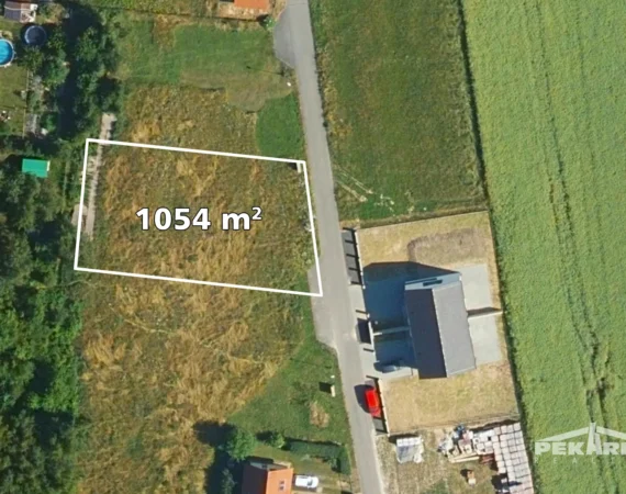 Prodej stavebního pozemku v obci Srbín - letecký pohled s vyznačením a celkovou výměrou pozemku