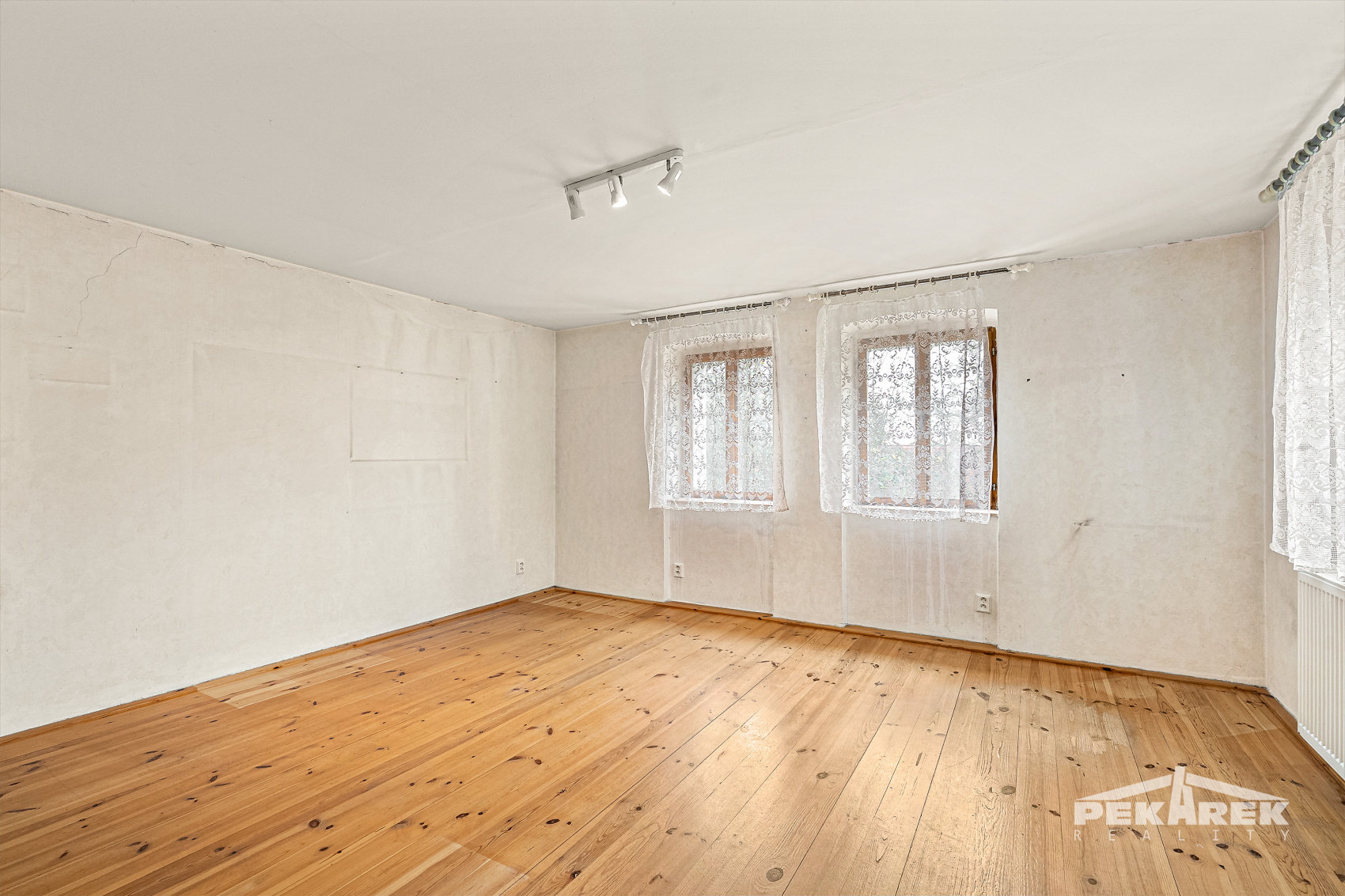 Druhá ložnice v prodávaném domě Vysoká