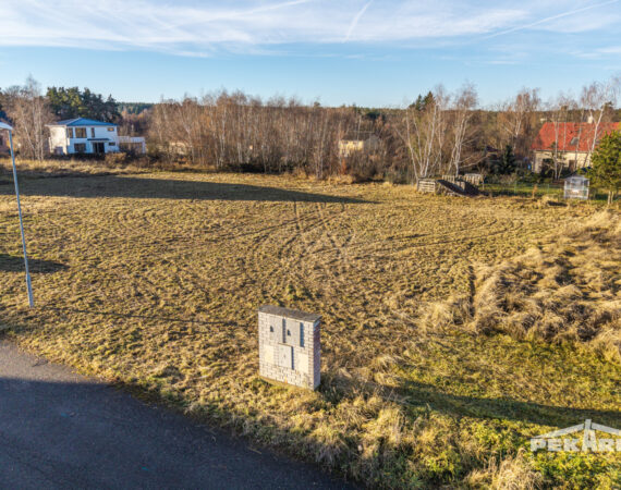 Stavební pozemek na prodej v Srbíně - pohled od příjezdové silnice