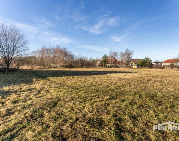 Stavební pozemek Srbín s výhledem na celou plochu pozemku