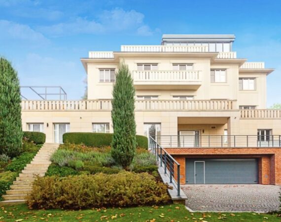 Luxusní nemovitost v Praze Troji se dočkala nového majitele.