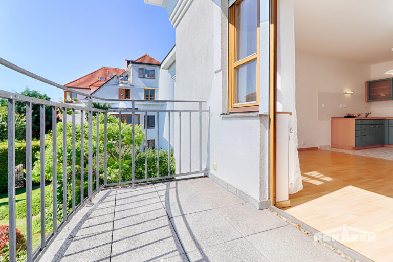 Pronájem bytu 1+kk s balkonem, Praha - Troja