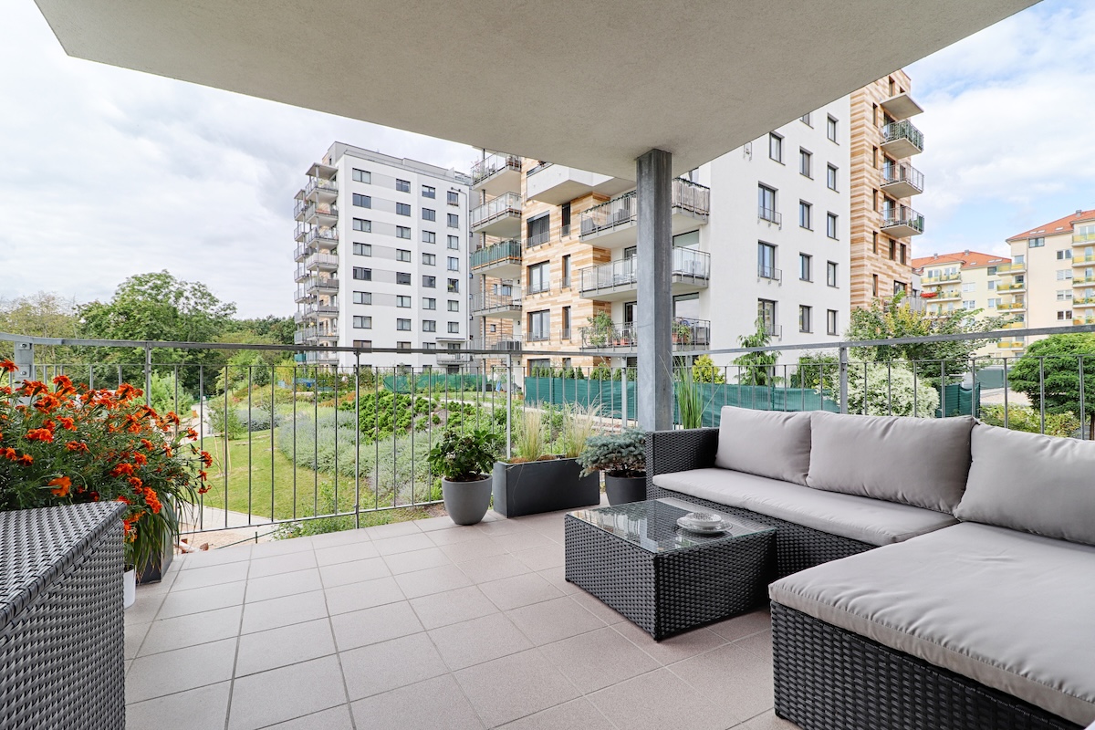 Bytový dům jako investice – rizika a realita prodeje bytu s nájemníkem