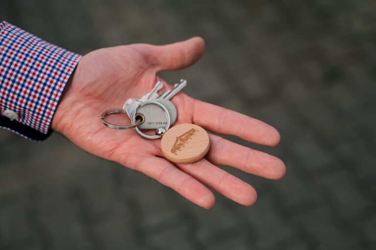 Prodej investičního bytu s nájemníkem – výhody, rizika a realita