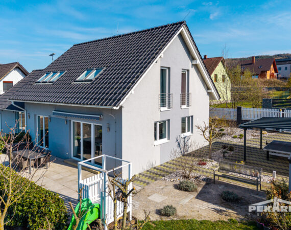 Pohled na rodinný dům a jeho terasu v Hodyni.