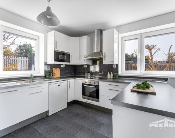 Kuchyňská linka v rodinném domě na prodej v obci Hodyně.