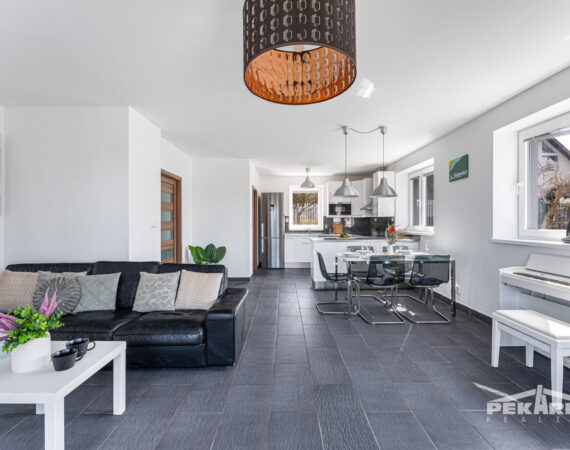 Jiný pohled z obývacího pokoje do kuchyně v RD Hodyně.