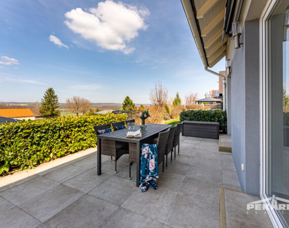 Hlavní terasa rodinného domu v Hodyni.