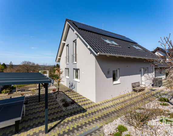 Pohled na prodávaný rodinný dům v Hodyni.