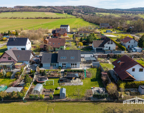 Letecký pohled na zahradu u RD v Hodyni.