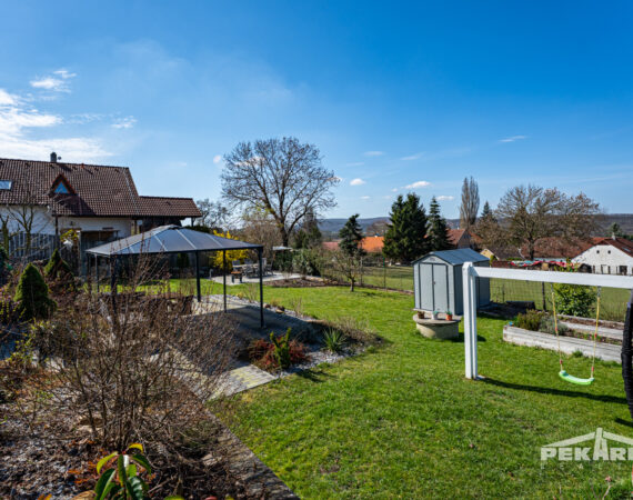 Celkový pohled na zahradu u rodinného domu v Hodyni.