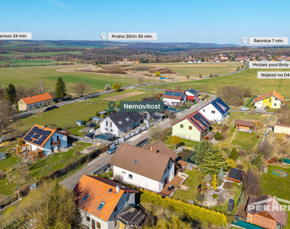 letecký pohled na dům v Hodyni a okolní zástavbu s popiskami míst