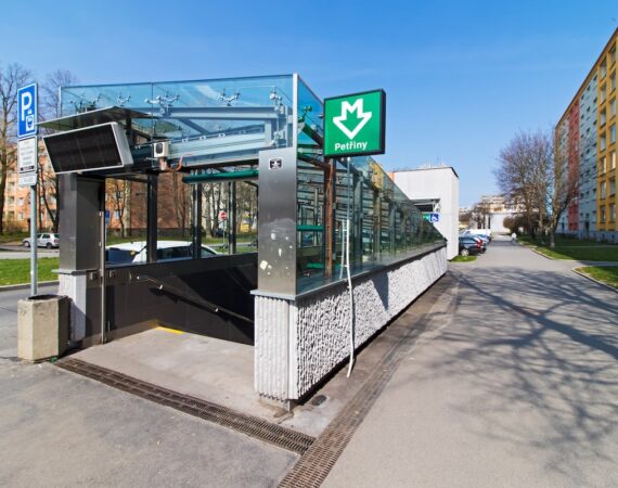 Vstup do stanice metra Petřiny v Praze