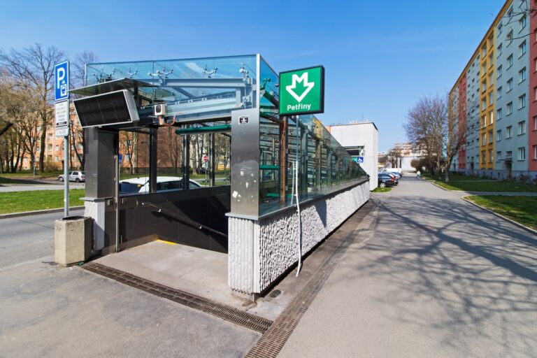 Byt u metra? V Praze pořád sázka na jistotu. Ale už ne všude stejně