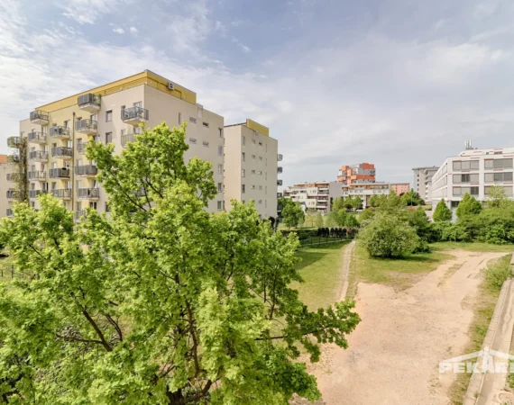 Jiný výhled z balkonu na okolí domu