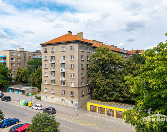 jiný pohled na bytový dům
