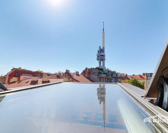 Pohled na Žižkovskou televizní věž z bytu Bořivojova