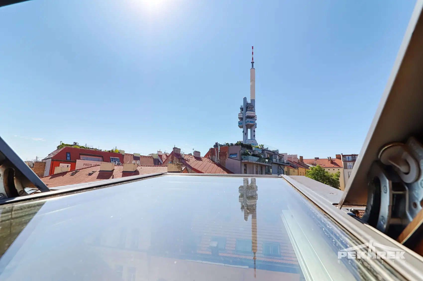 Pohled na Žižkovskou televizní věž z bytu Bořivojova