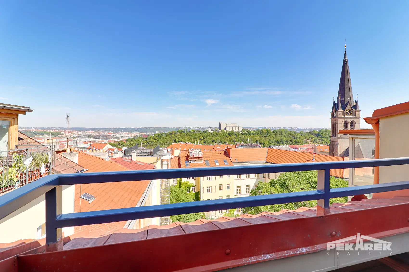 Výhled z terasy v bytě Bořivojova