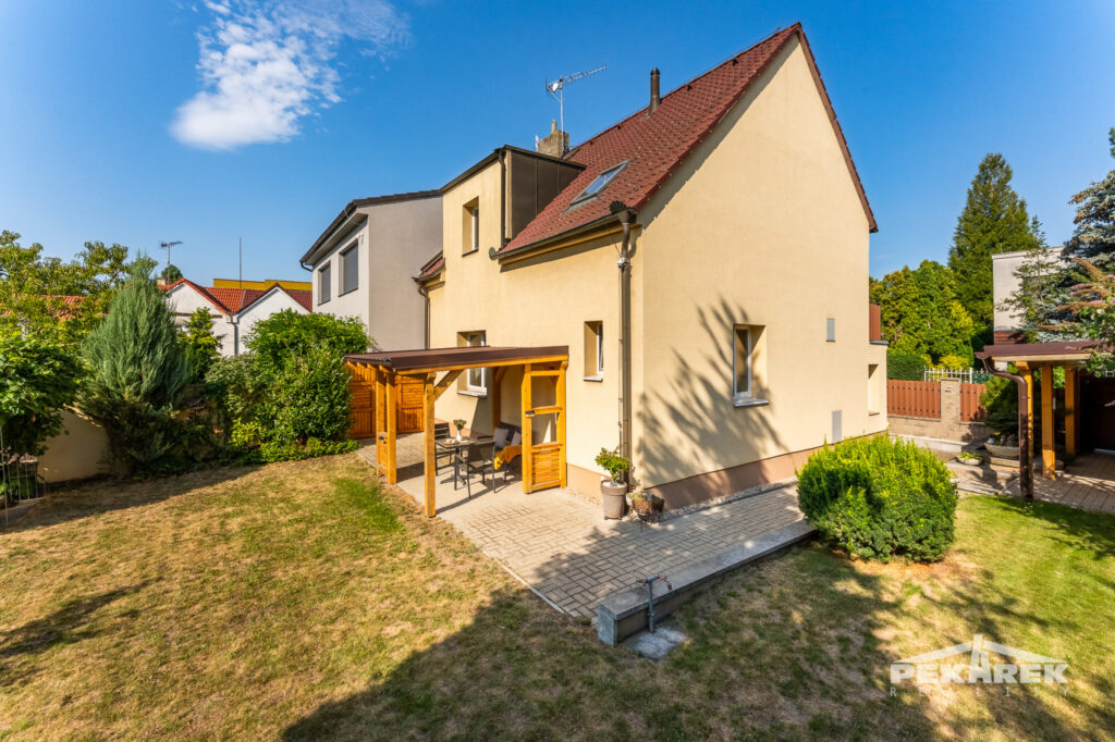 Pohled na rodinný dům ze zahrady