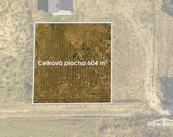 Letecký pohled na stavební pozemek v Hoříně s výměrou