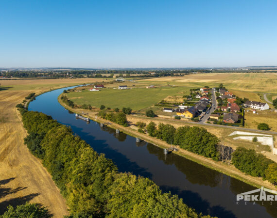 letecký pohled na stavební pozemek a okolí v Hoříně