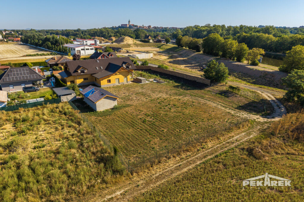 Letecký pohled na stavební pozemek v Hoříně