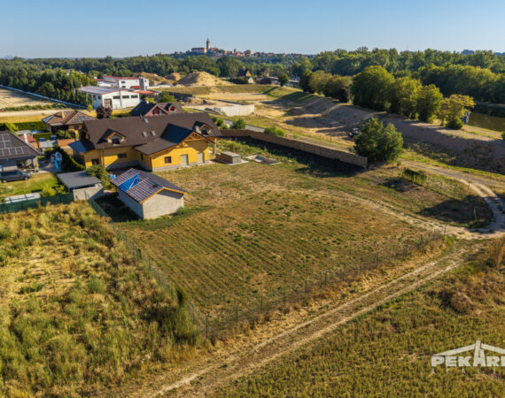 Letecký pohled na stavební pozemek v Hoříně
