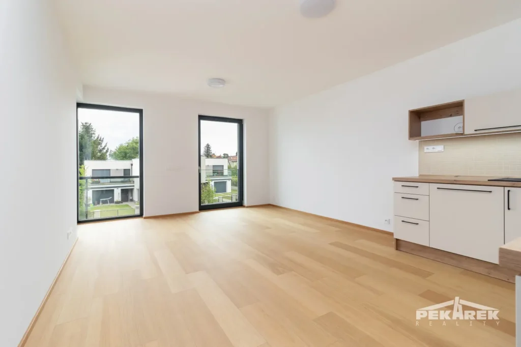 Opačný pohled od kuchyně na obývací část