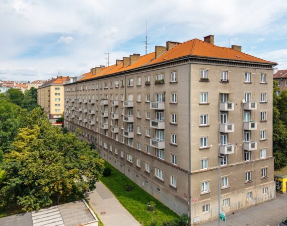 Bytový dům, ve kterém SVJ prodává byt