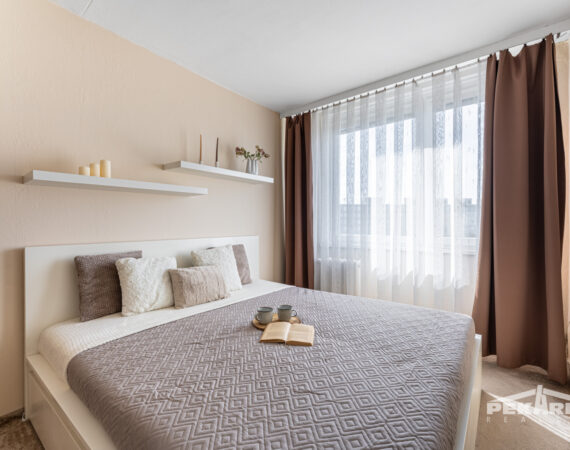 Ložnice bytu na prodej - pohled ze dveří